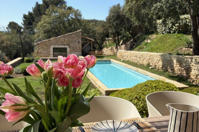 À louer à quelques minutes à pied du centre de Gordes maison en pierre de cinq chambres avec Bastidon, piscine et vue.