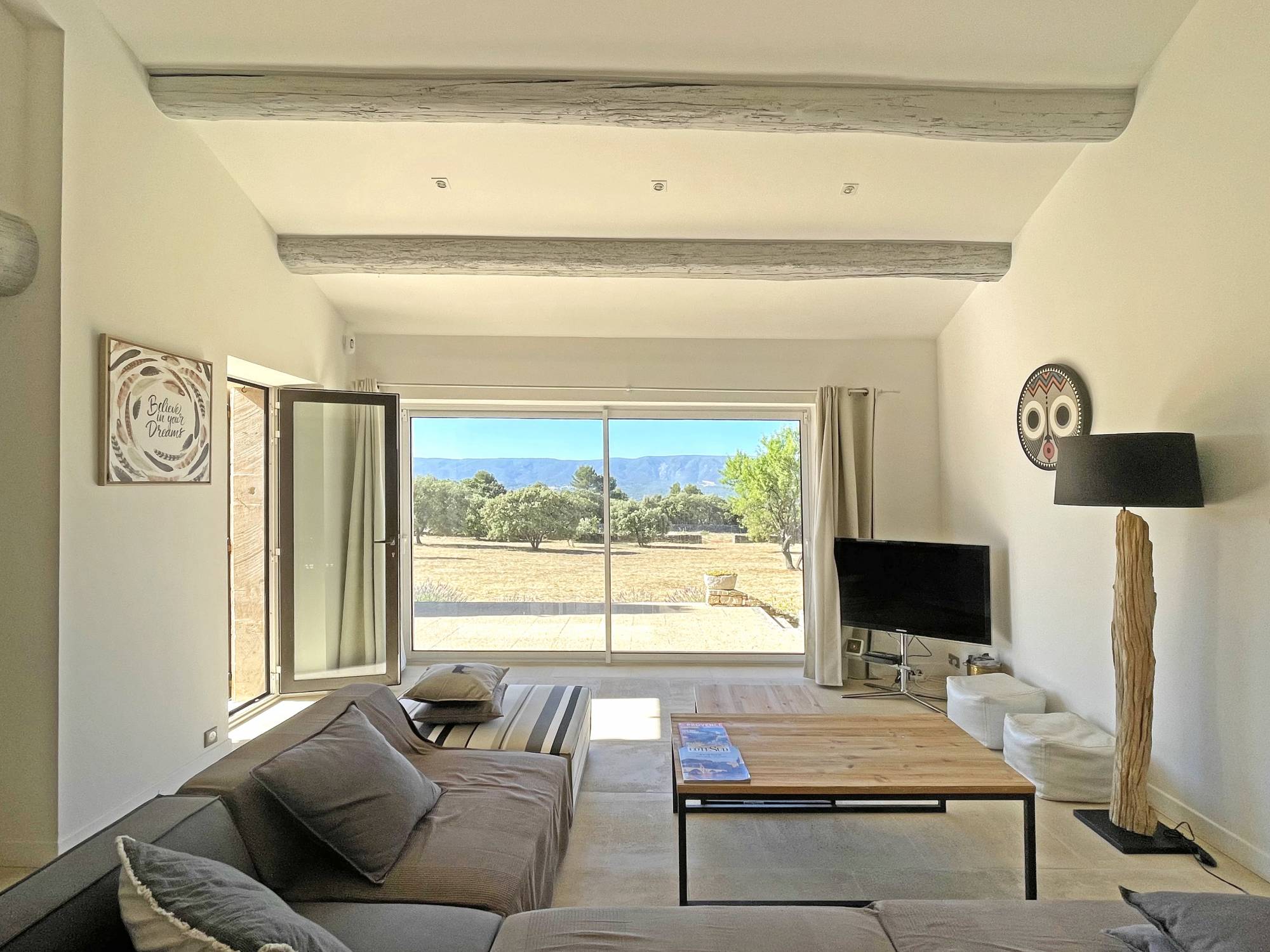 Gordes : maison en pierres avec piscine sur près de 2 hectares   