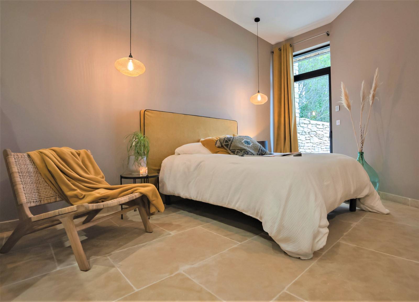 Location belle propriété de plain-pied située à Gordes avec jardin paysager, piscine chauffée et vue sur le Luberon   