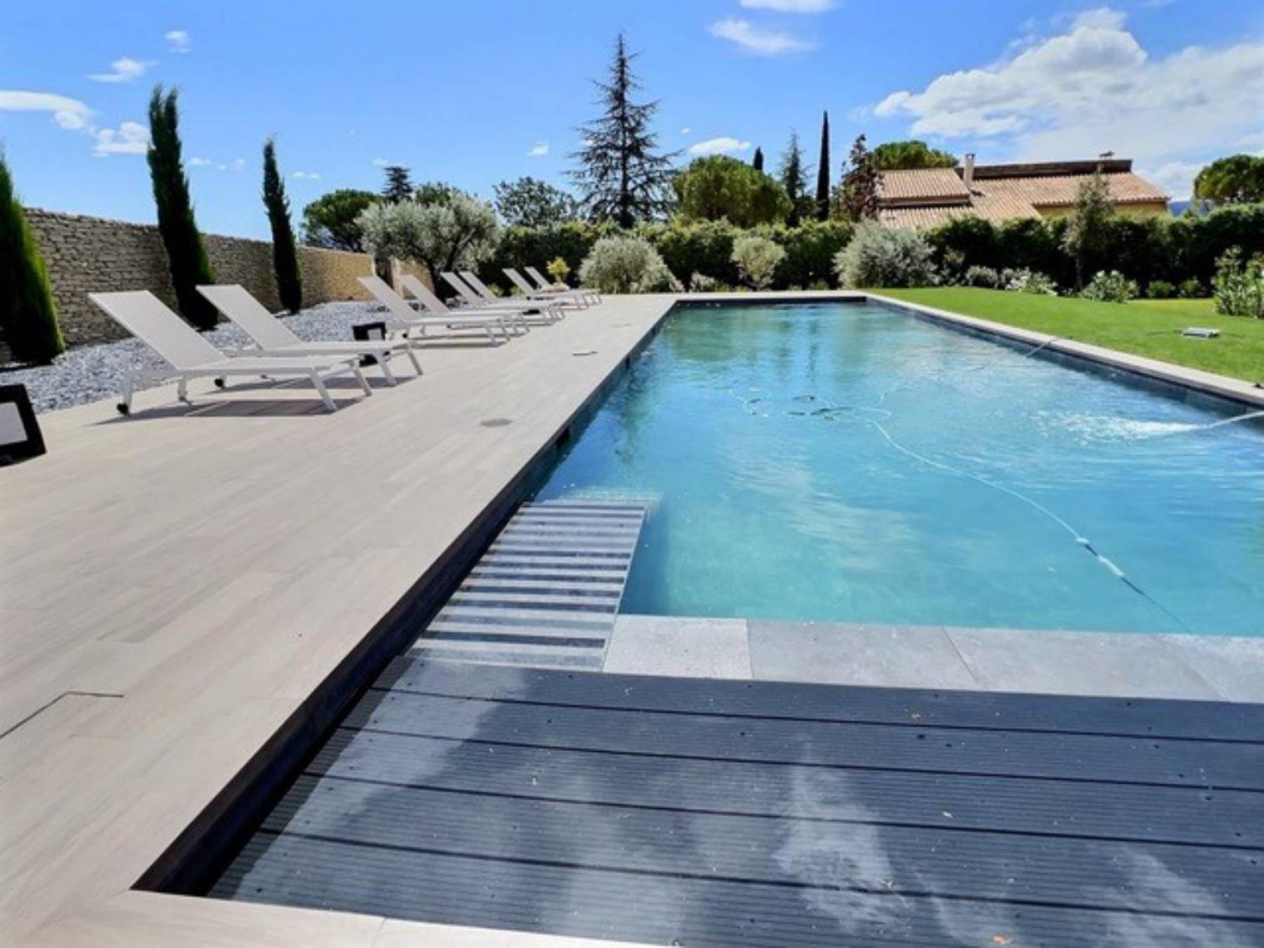Location villa contemporaine avec piscine chauffée et pool-house    