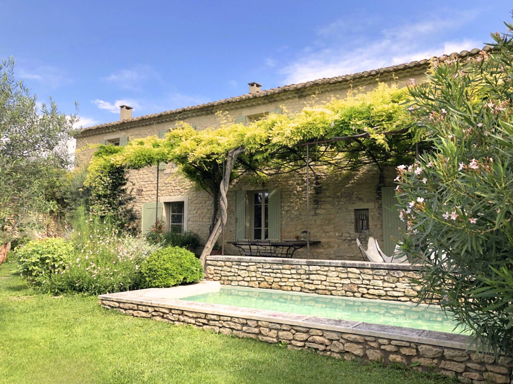 Location de vacances au cœur du village de Cabrières d’Avignon, authentique Mas Provençal avec piscine et parking privatif.