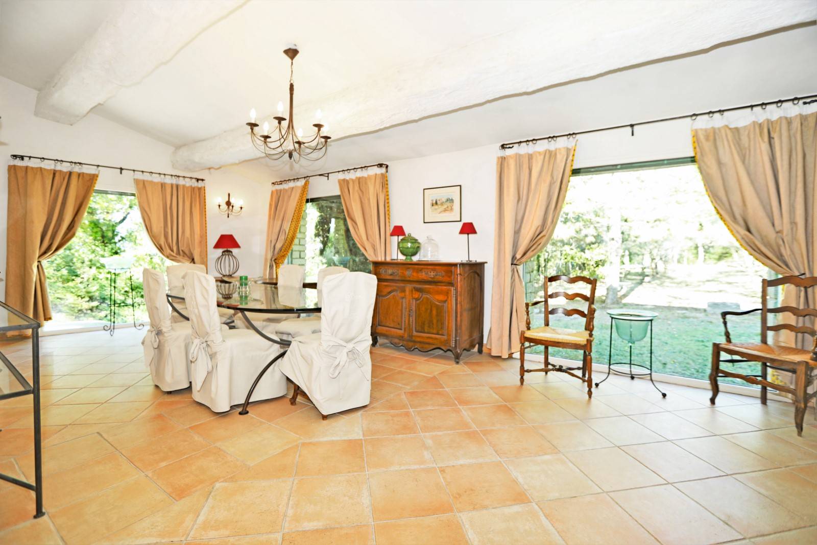AU PIED DU LUBERON, VILLA PROVENCALE AVEC PISCINE ET DEPENDANCE AMENAGEE.    