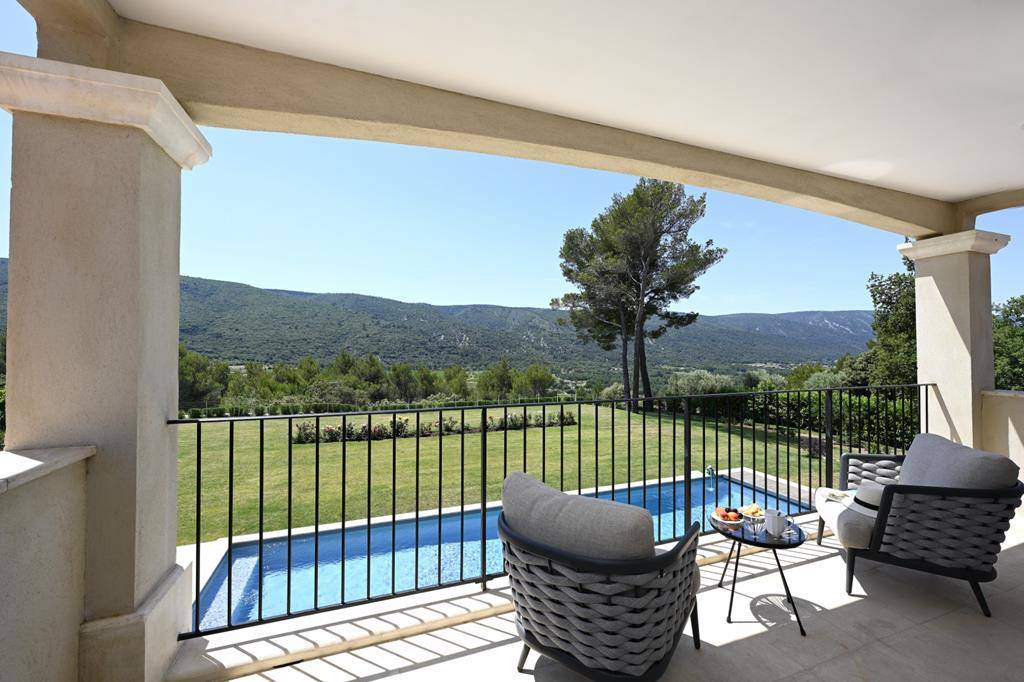 Location Ménerbes : propriété contemporaine en position dominante face au Luberon   