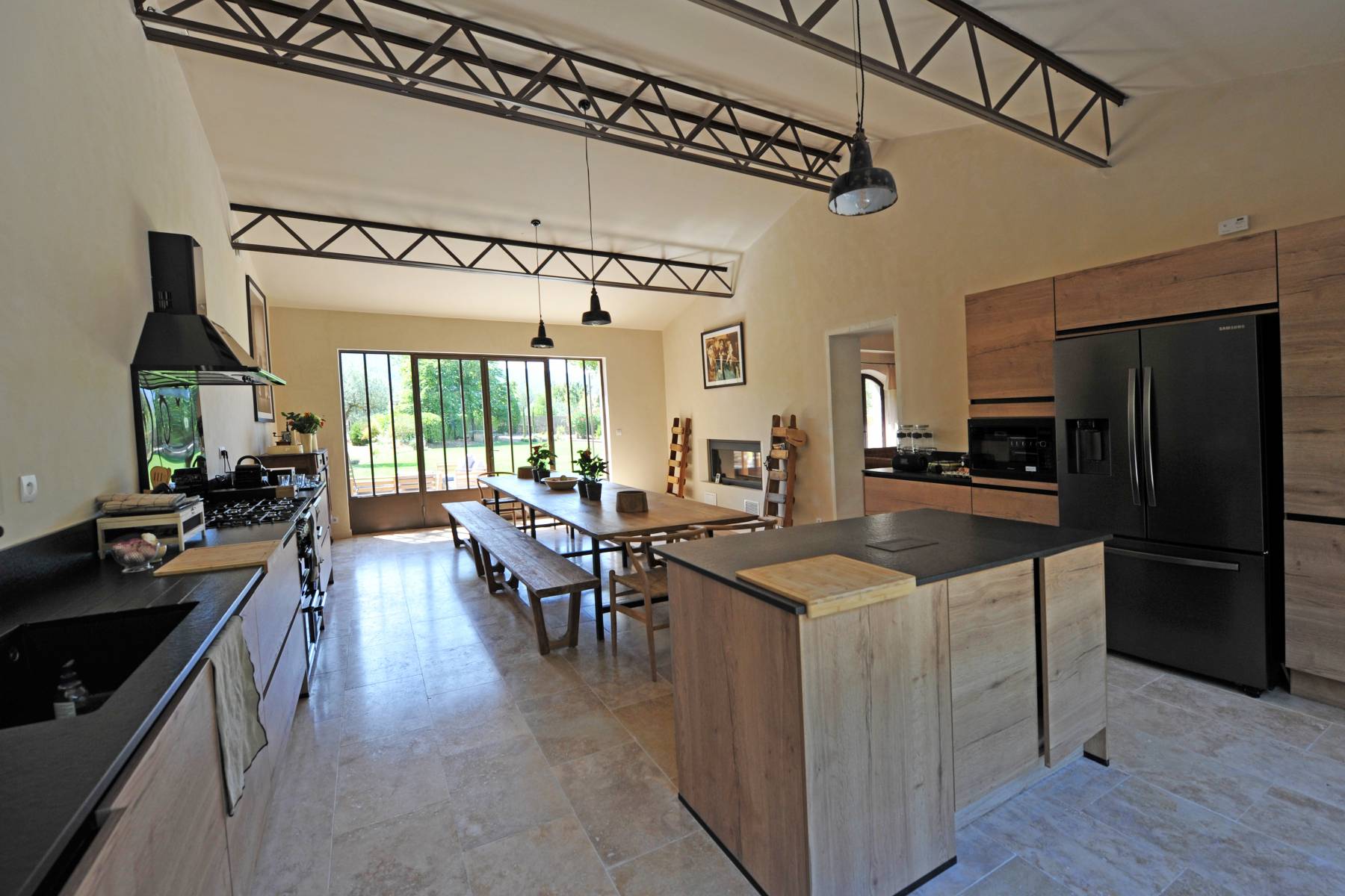 Location à deux pas du centre du village de Ménerbes, propriété d'exception face au Luberon   