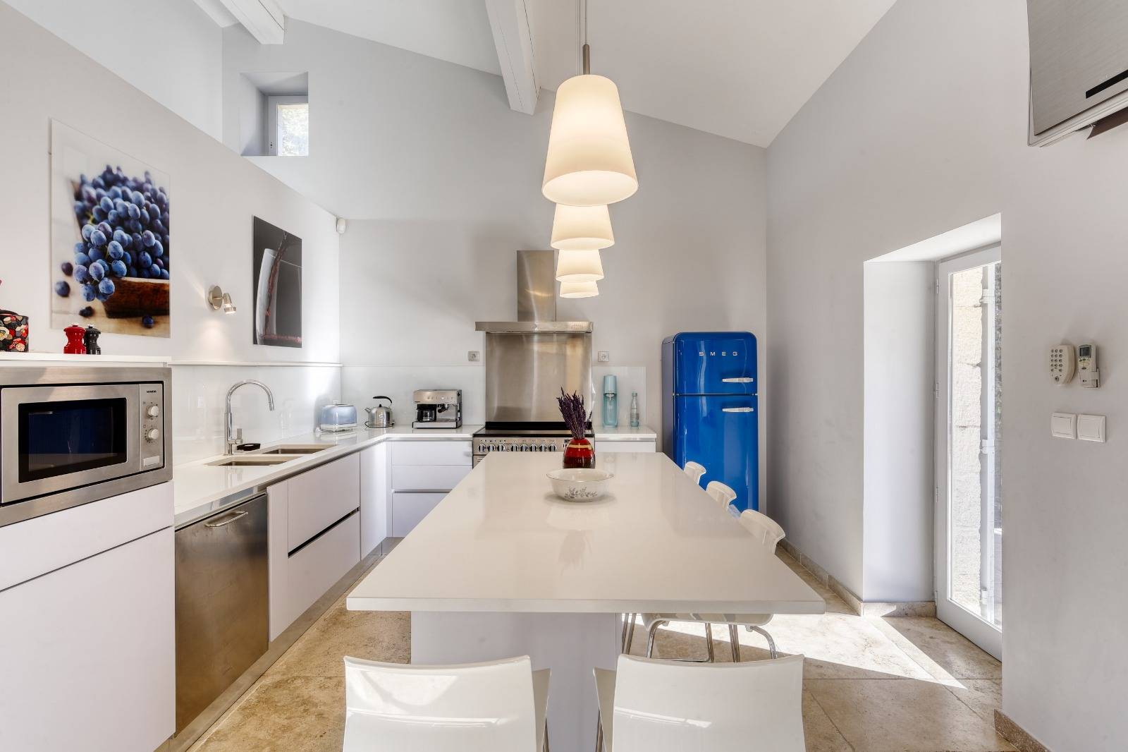 Gordes : proche village maison en pierre avec vue   