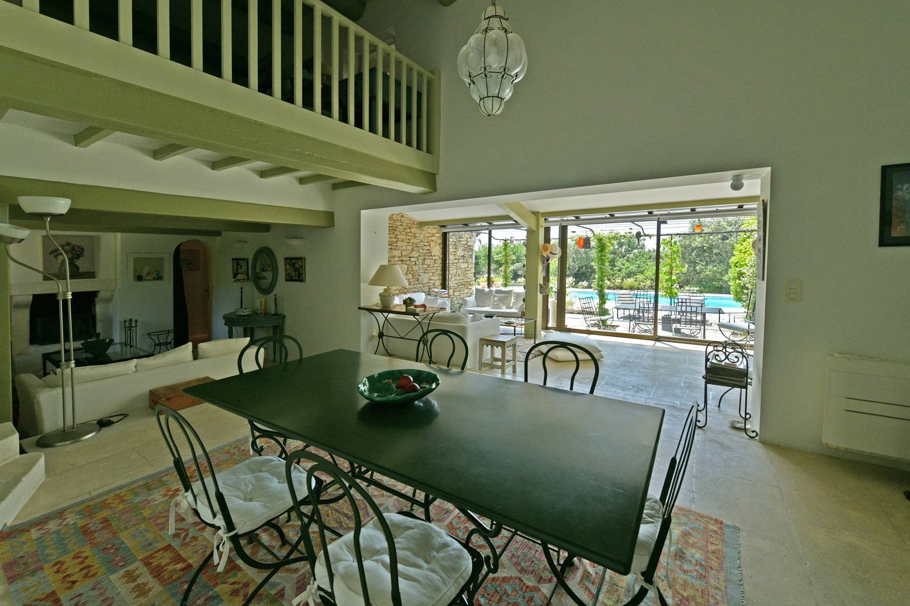 Location maison Provençale en pierres à Gordes avec immense piscine pour des vacances authentiques   