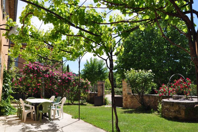 À louer à Rustrel grande Bastide Provençale avec piscine jusqu’à 28 personnes pour des vacances natures et authentiques.