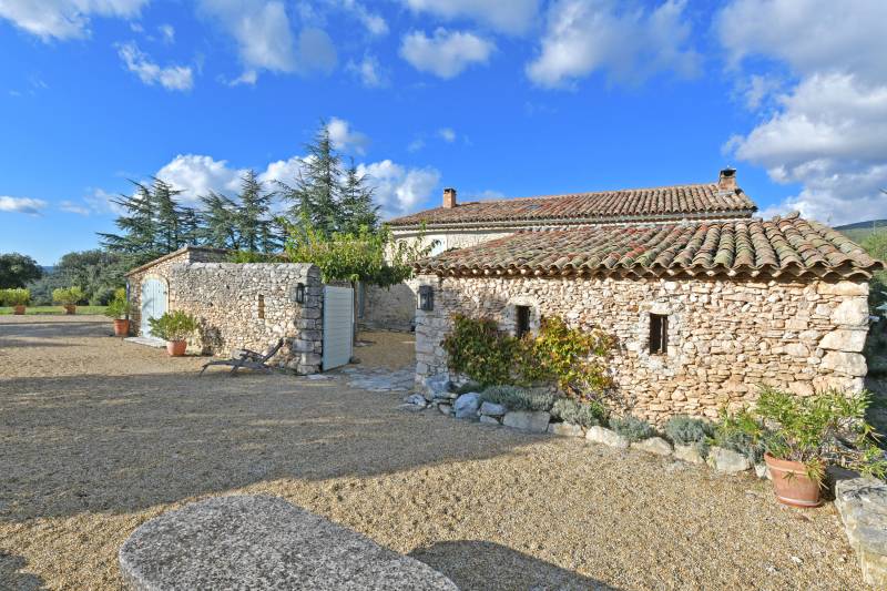 Location de vacances à Rustrel : authentique bergerie rénovée, en pleine nature avec grande piscine et vue sur les ocres du Colorado Provençal.