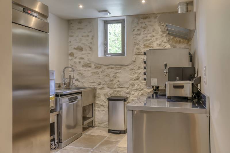 À louer proche de l’Isle sur la Sorgue, Mas superbement rénové avec prestations haut de gamme, 11 chambres, piscine et en bord de Sorgue.