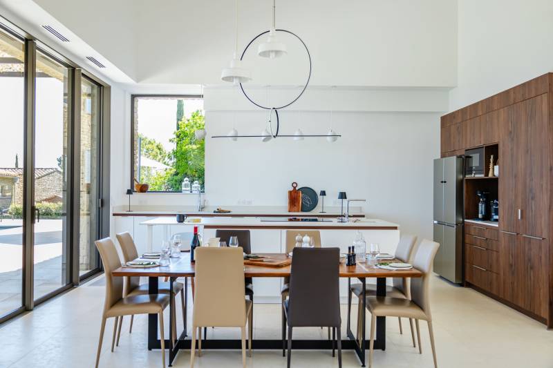 À quelques minutes à pied du cœur de Gordes, maison contemporaine à louer avec une vue époustouflante sur la vallée du Luberon.