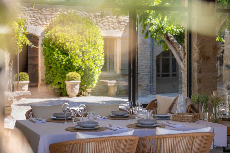 À louer proche de Gordes, superbe Hameau rénové de huit chambres avec piscine, orangeraie et vue sur le Luberon.