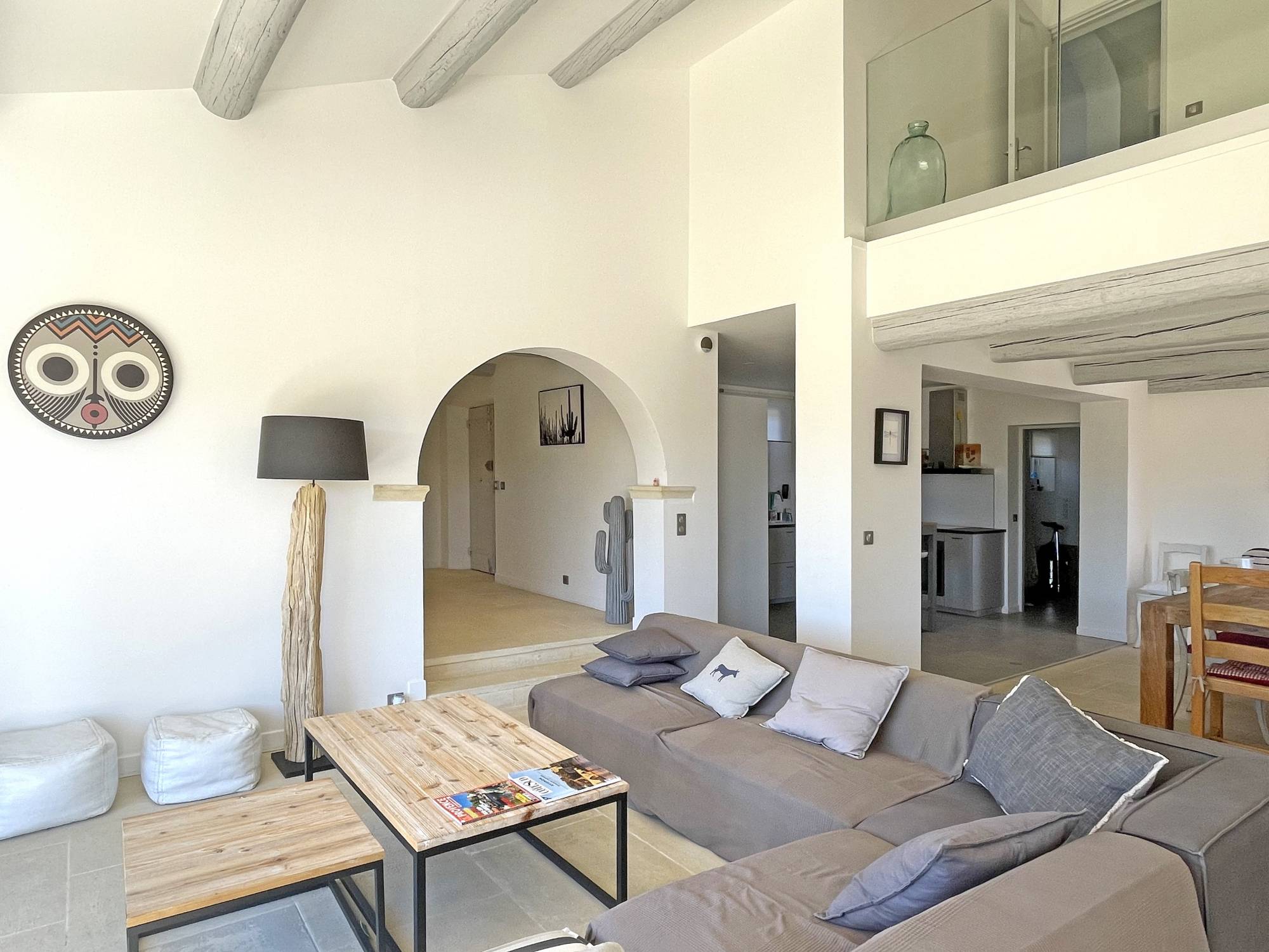 Gordes : maison en pierres avec piscine sur près de 2 hectares   