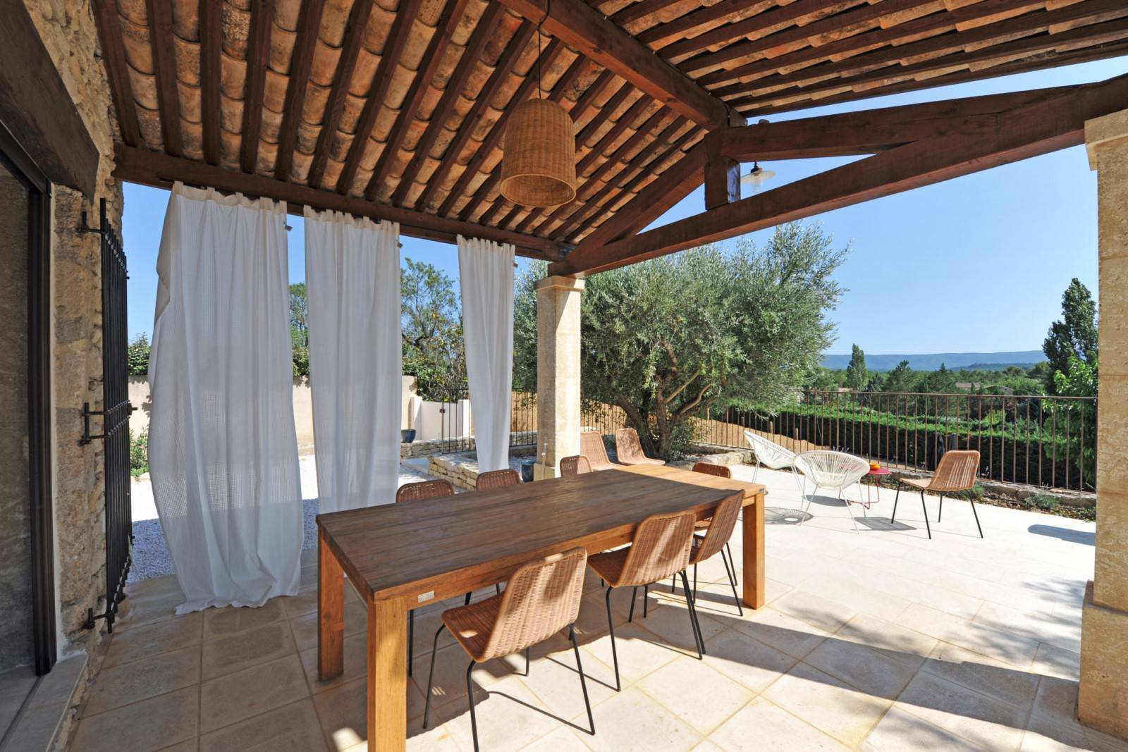 Location belle maison de vacances avec grande piscine et studio indépendant à Gordes    