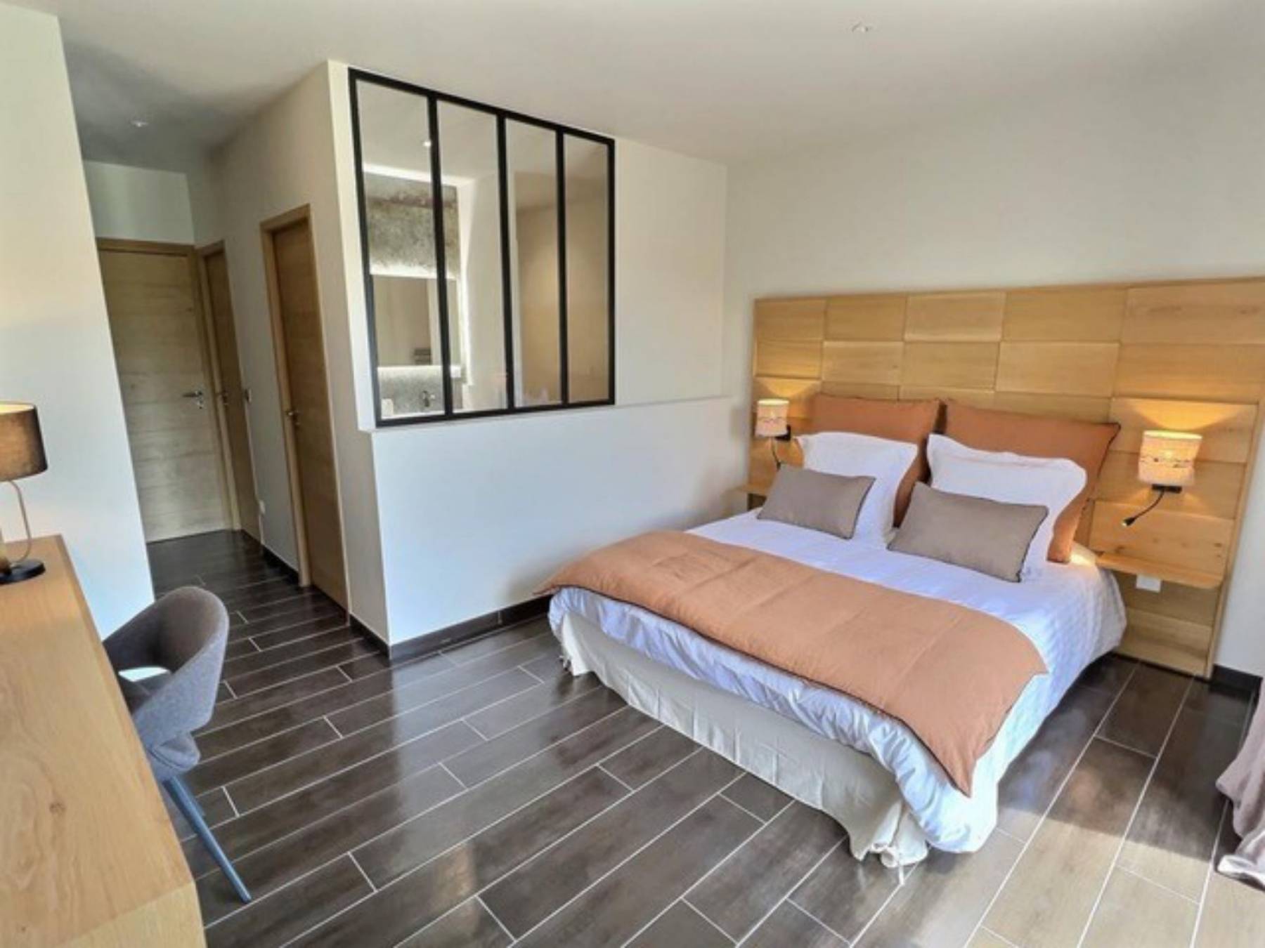Location villa contemporaine avec piscine chauffée et pool-house    