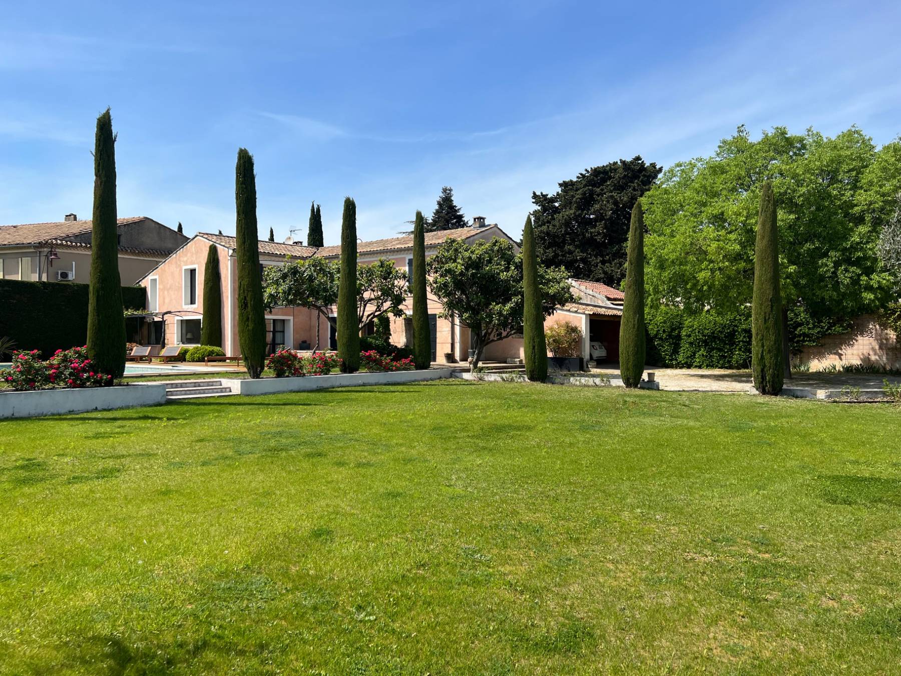 Location authentique Mas de ville Provençal avec piscine au cœur du village d’Aubignan et à proximité des Dentelles de Montmirail, du Mont Ventoux et des vignobles