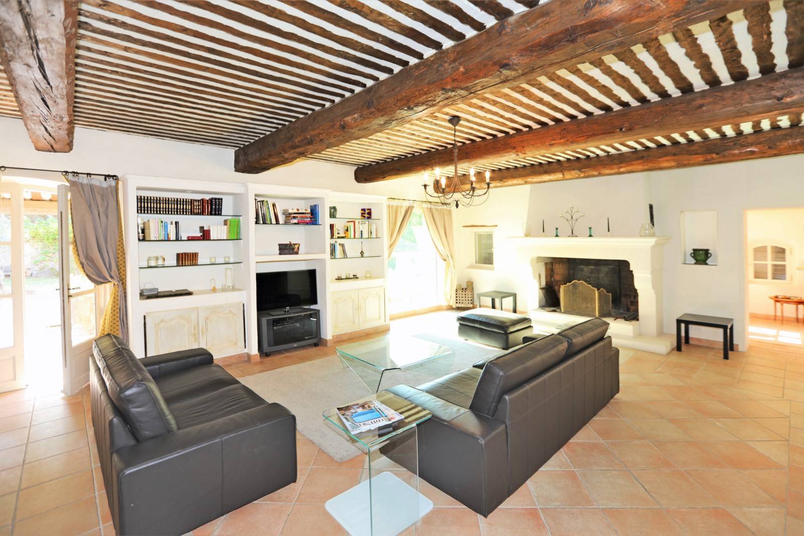 AU PIED DU LUBERON, VILLA PROVENCALE AVEC PISCINE ET DEPENDANCE AMENAGEE.    