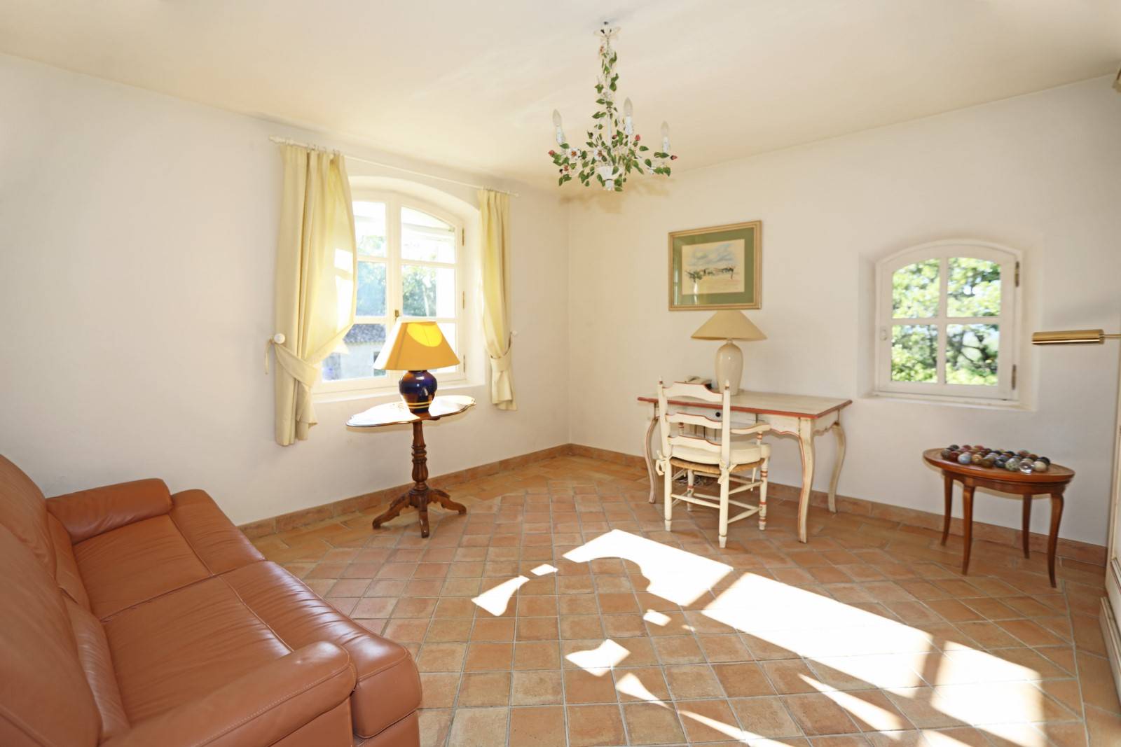 AU PIED DU LUBERON, VILLA PROVENCALE AVEC PISCINE ET DEPENDANCE AMENAGEE.    