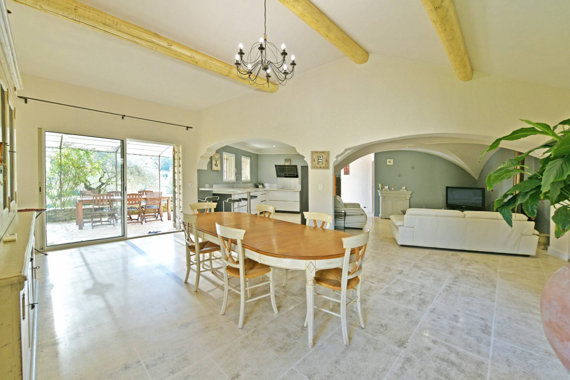 Gordes : maison en pierres avec piscine   
