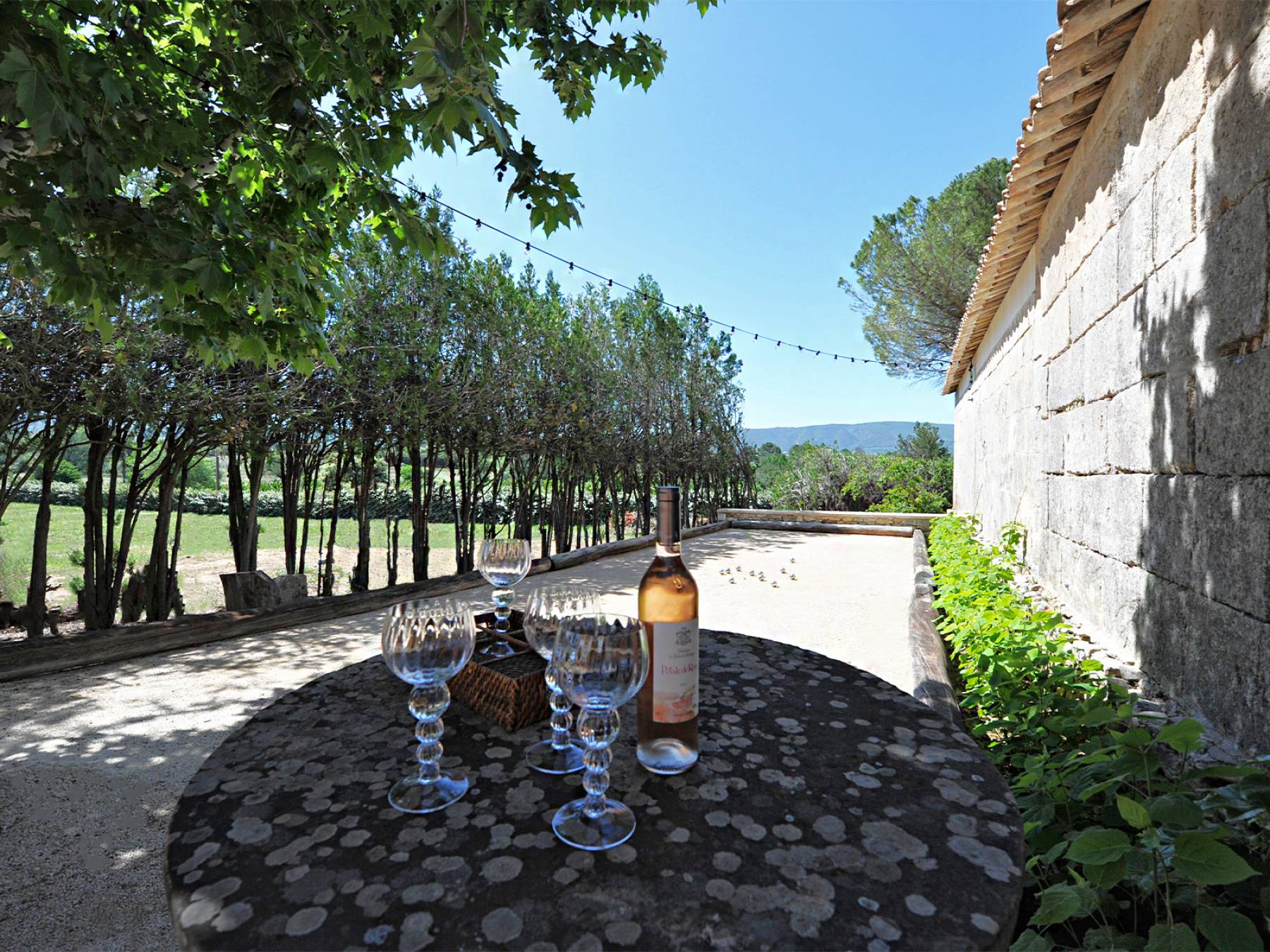 Location magnifique bastide XVIII° avec terrasse en calade et piscine chauffée   