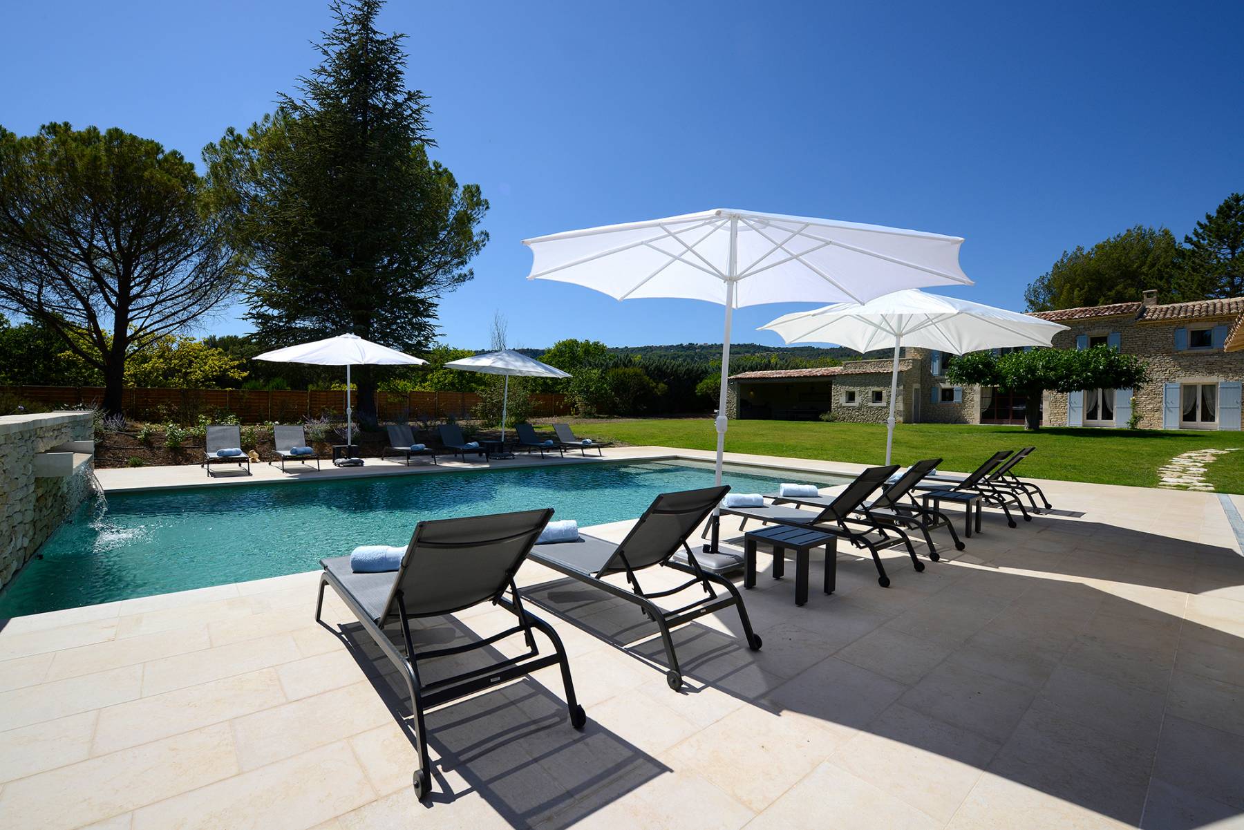 Location superbe domaine à Gordes au milieu d’un parc arboré avec piscine et terrain multisport   