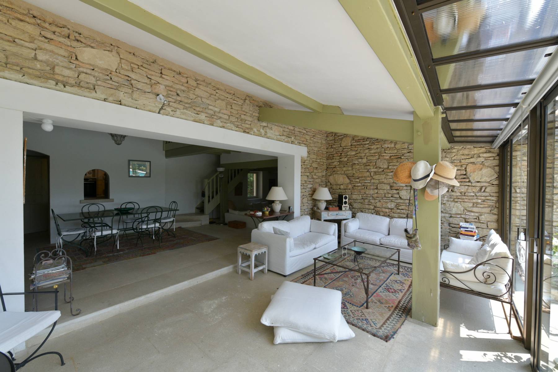 Location maison Provençale en pierres à Gordes avec immense piscine pour des vacances authentiques   