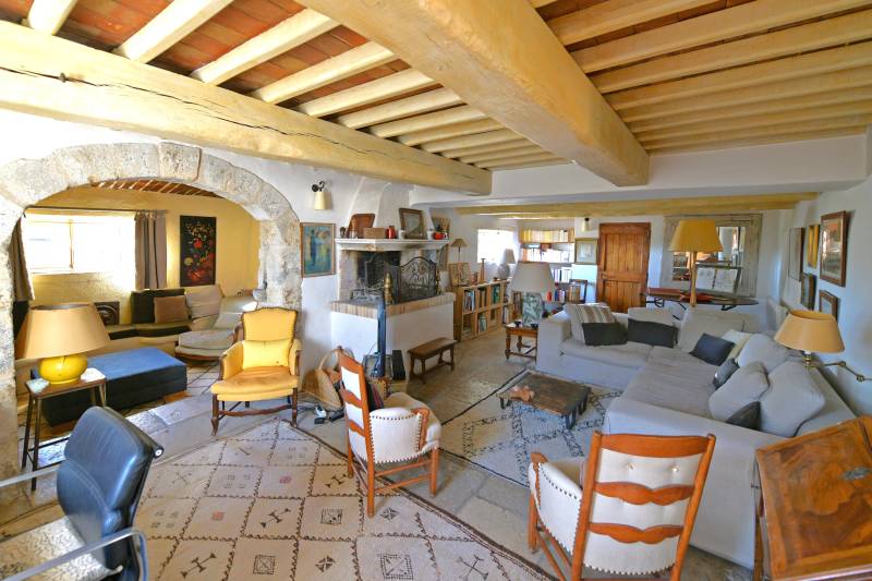 Location de vacances à Rustrel : authentique bergerie rénovée, en pleine nature avec grande piscine et vue sur les ocres du Colorado Provençal.