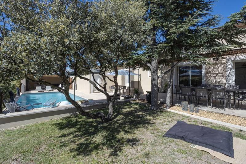Pour vos vacances en Luberon, villa Provençale de cinq chambres avec piscine, jacuzzi et ping-pong pour 13 personnes.