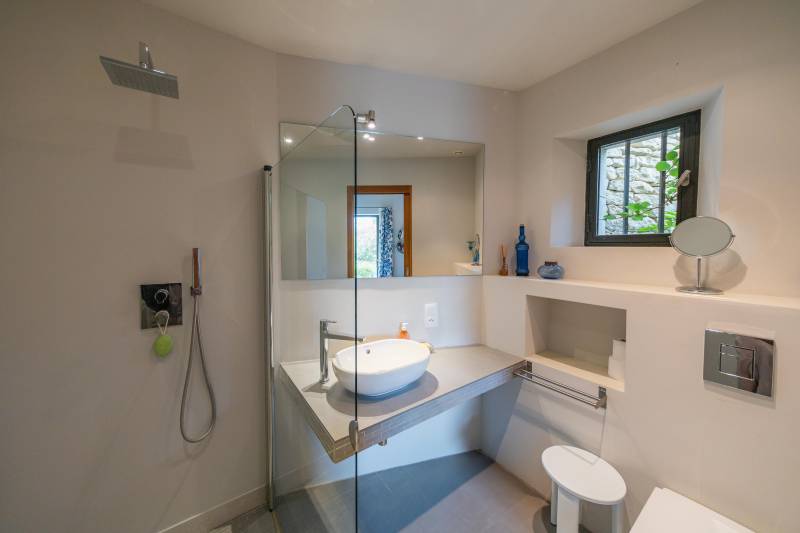 À louer à Gordes, maison de caractère en position dominante avec vue imprenable sur la vallée du Luberon, village à pied.