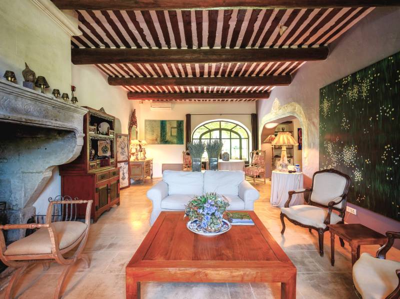 À louer au pied de Gordes, superbe Mas rénové dans un environnement très calme avec piscine, cuisine d’été et terrain de tennis.