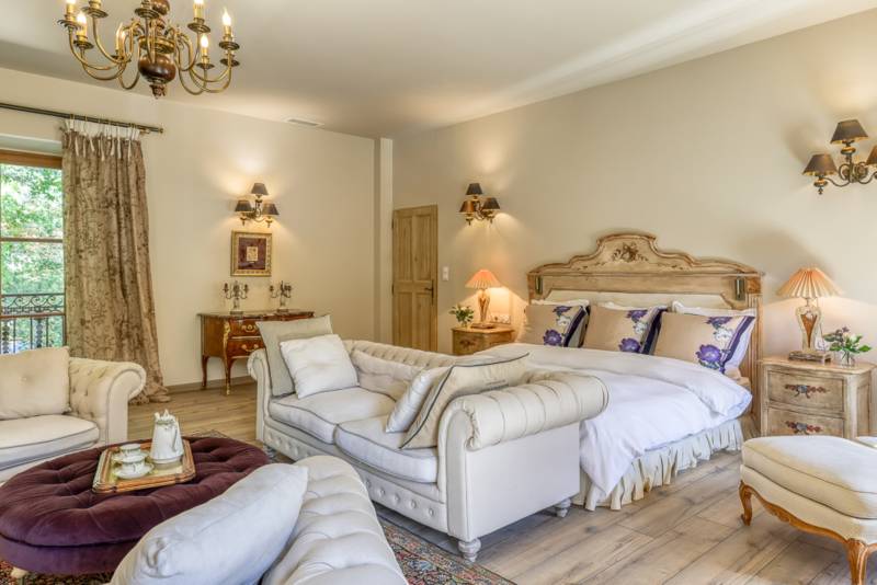 À louer proche de l’Isle sur la Sorgue, Mas superbement rénové avec prestations haut de gamme, 11 chambres, piscine et en bord de Sorgue.
