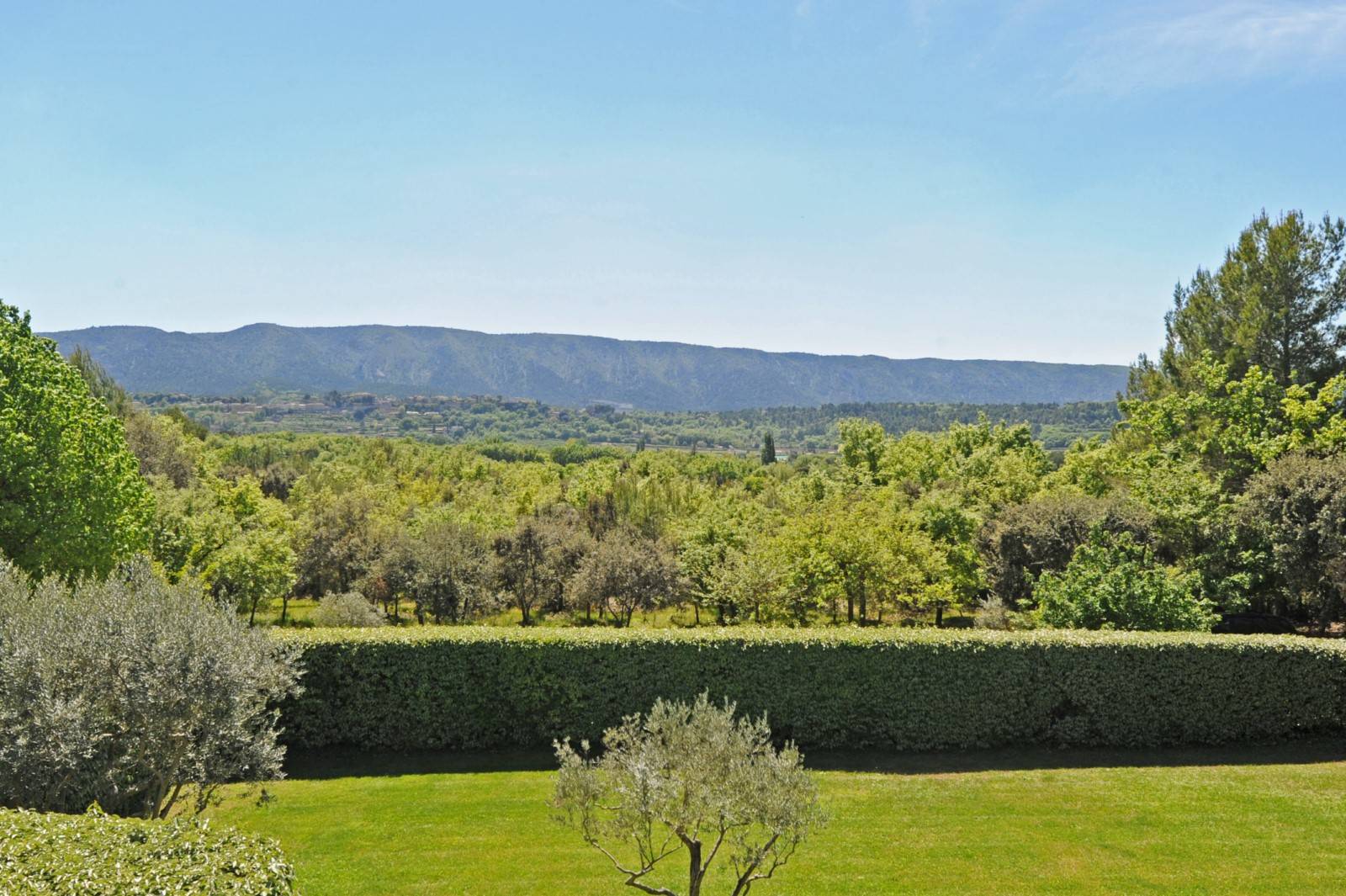 à Ménerbes, élégante propriété face au Luberon   