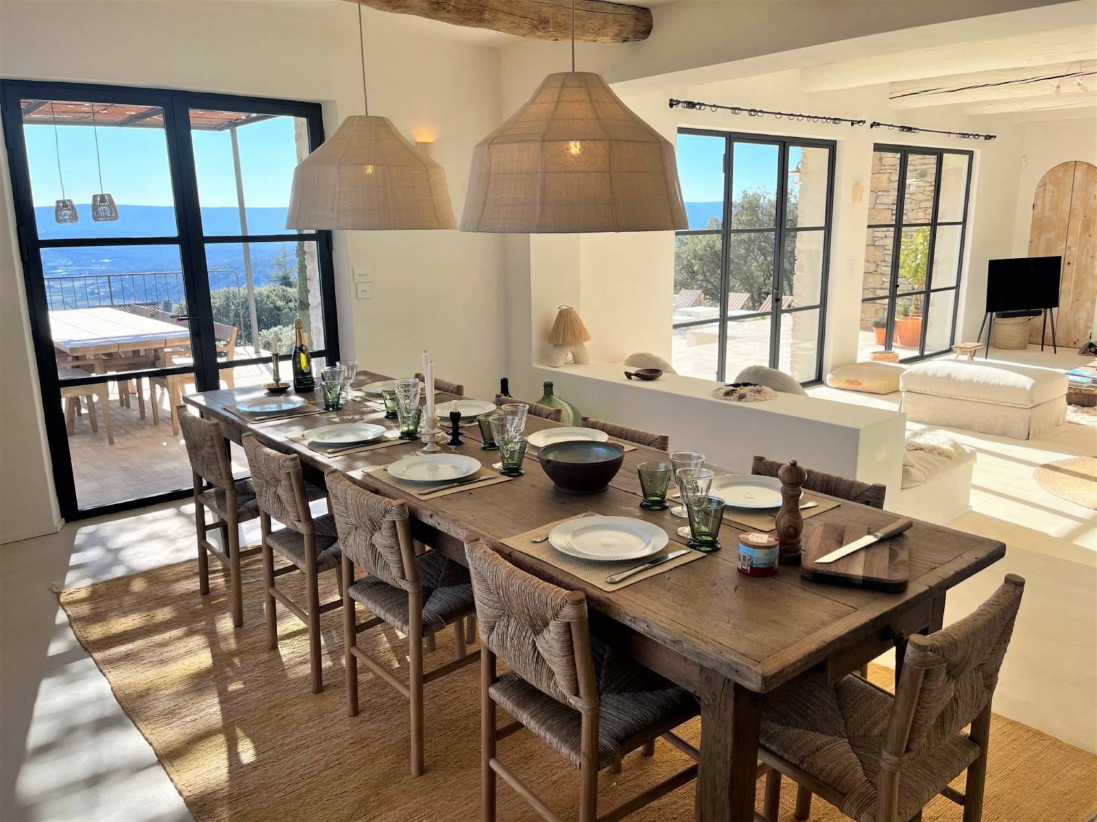 Location superbe propriété située à Gordes avec jardin paysager, piscine chauffée et vue imprenable sur le Luberon   