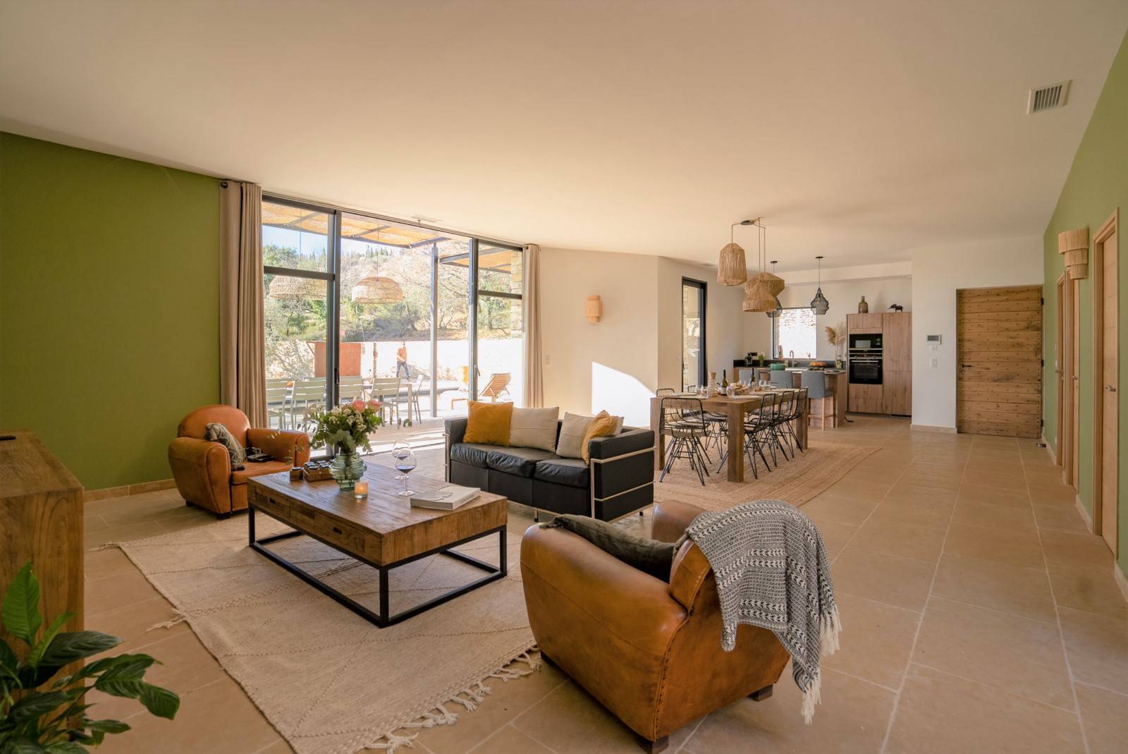 Location belle propriété de plain-pied située à Gordes avec jardin paysager, piscine chauffée et vue sur le Luberon   