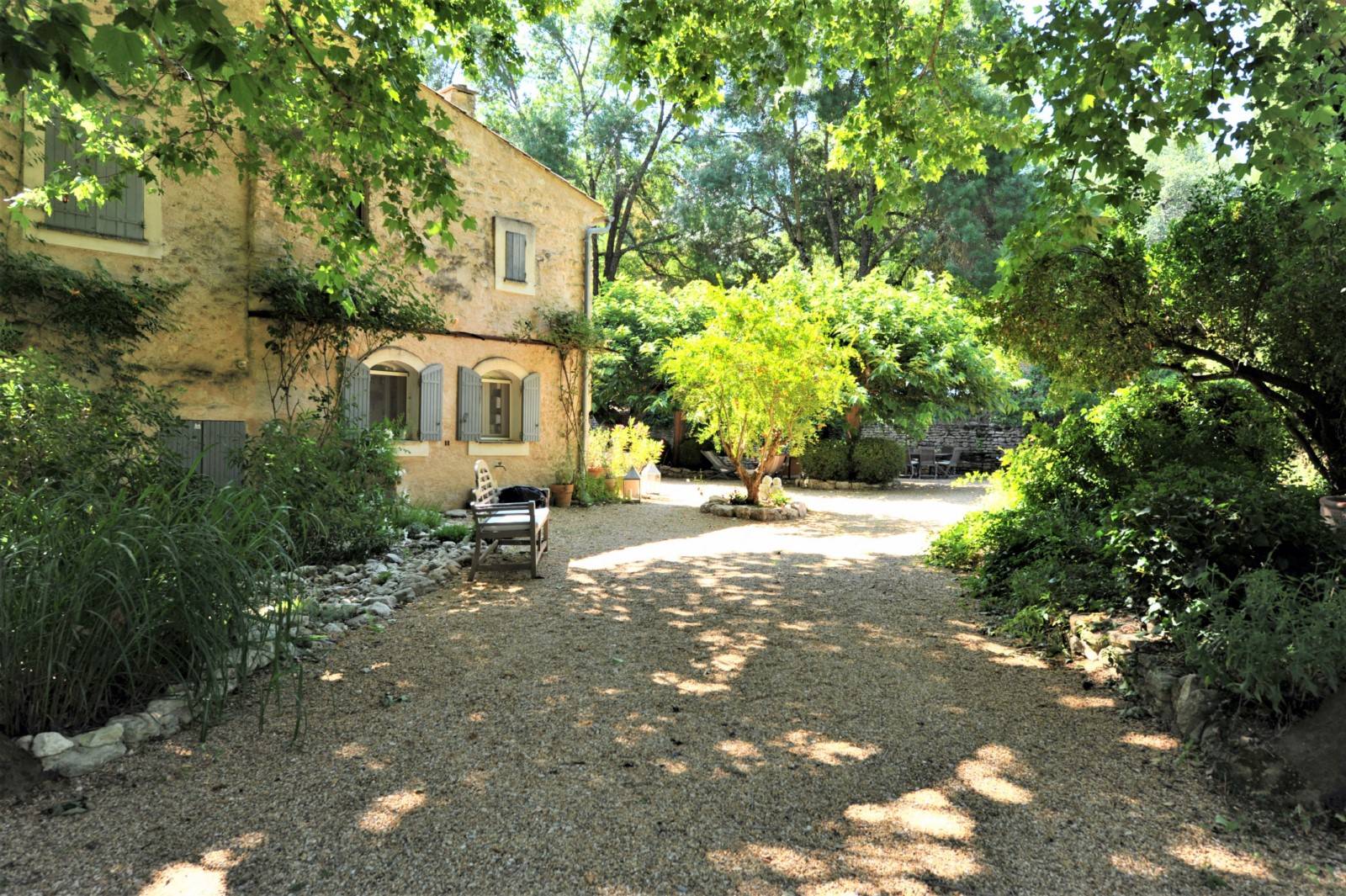 Location Mas traditionnel Provençal avec parc de 11 hectares, piscine et pool house    