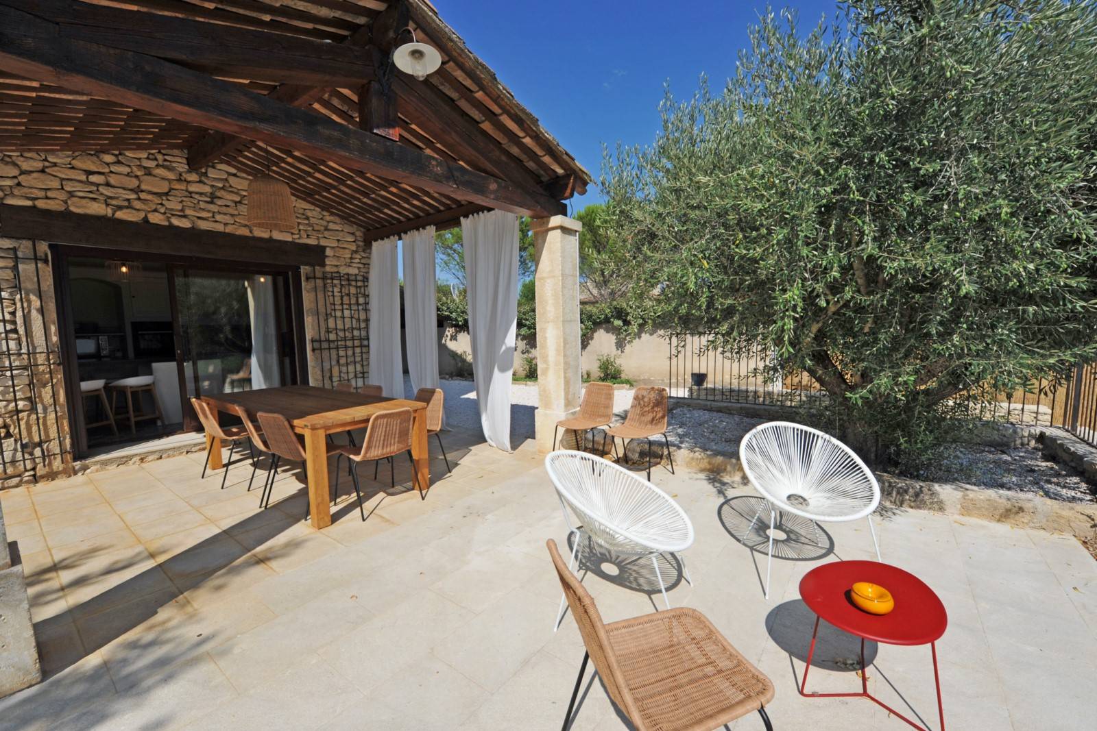 Location belle maison de vacances avec grande piscine et studio indépendant à Gordes    