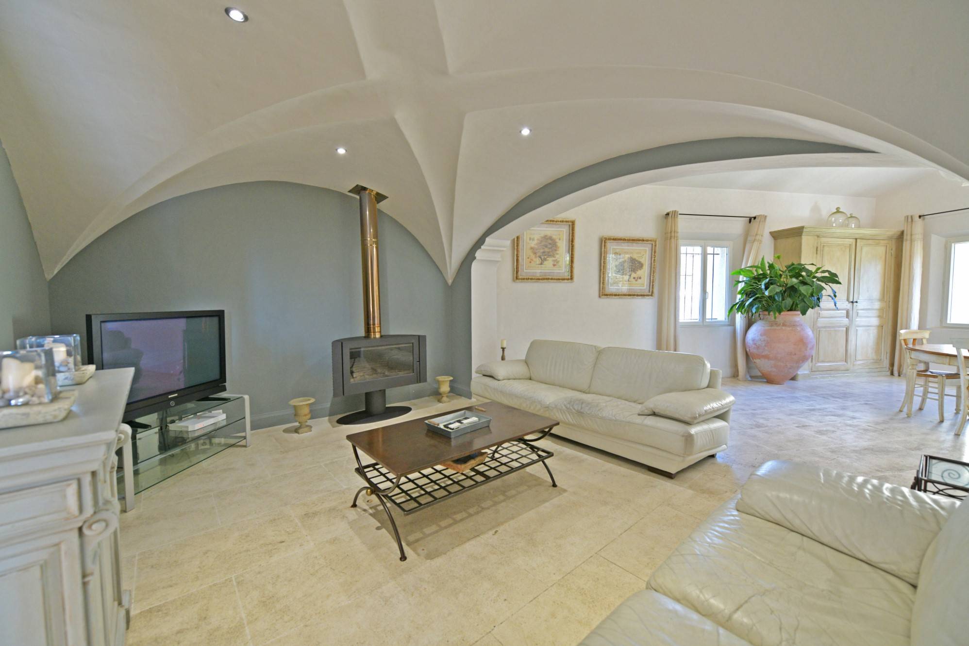 Gordes : maison en pierres avec piscine   