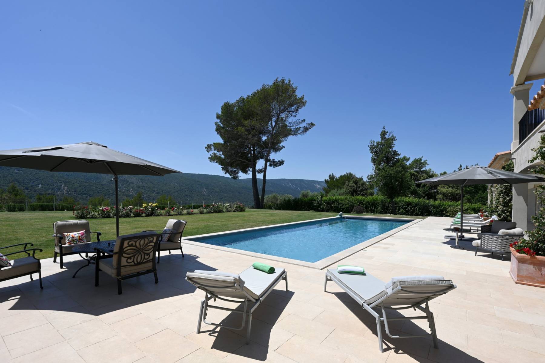 Location Ménerbes : propriété contemporaine en position dominante face au Luberon   