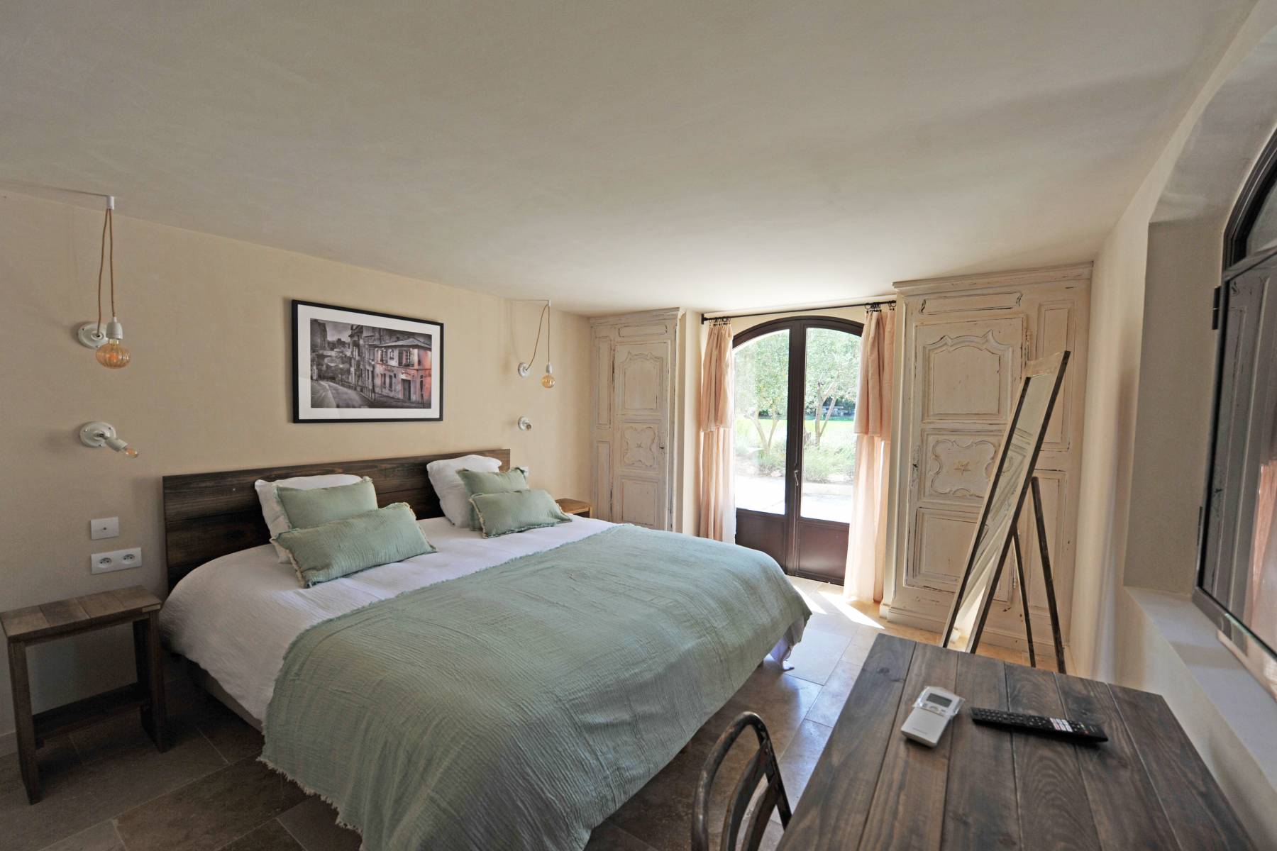 Location à deux pas du centre du village de Ménerbes, propriété d'exception face au Luberon   