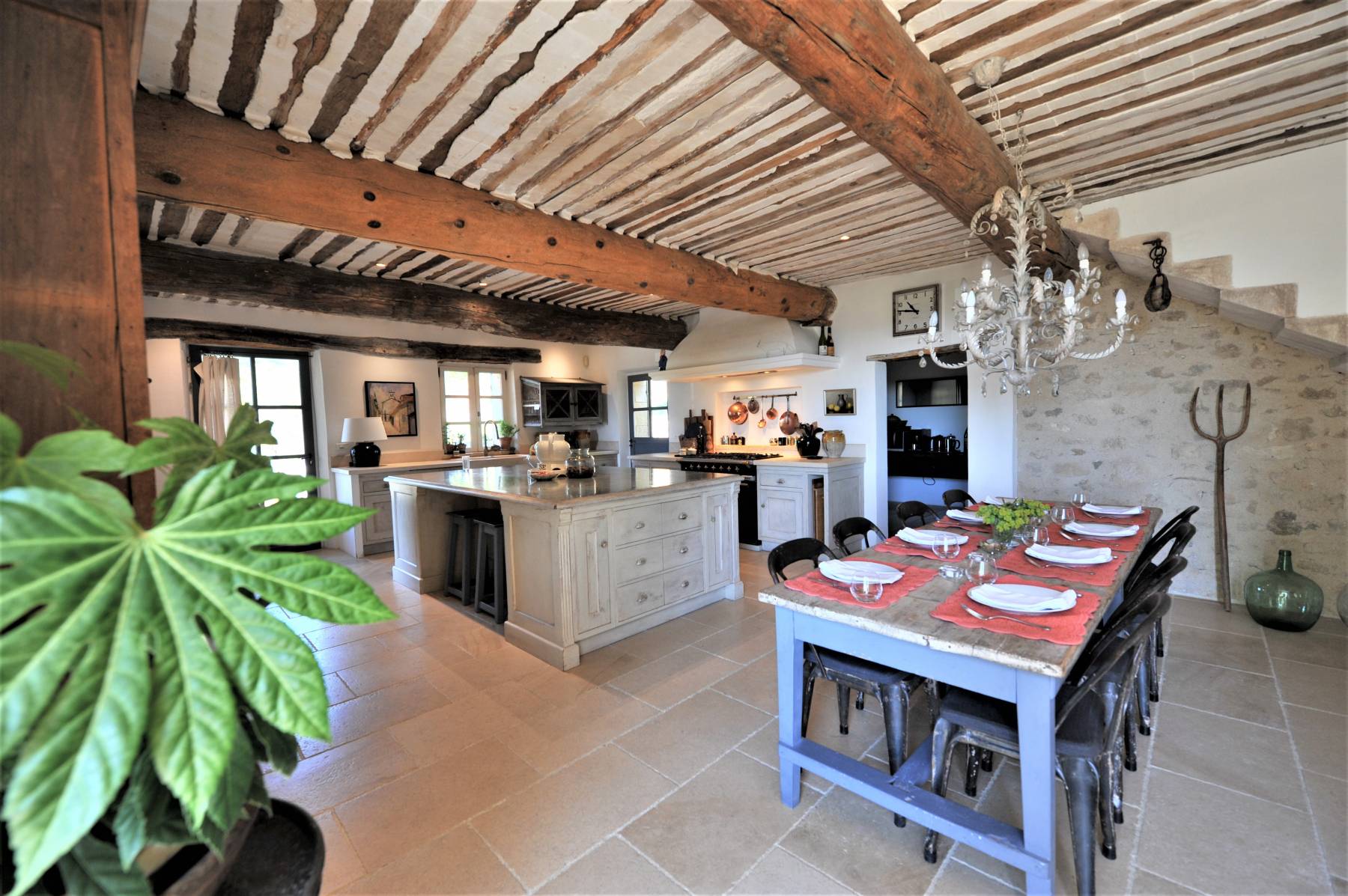 Location au cœur du Luberon, authentique Mas Provençal entouré de lavandes et oliviers    
