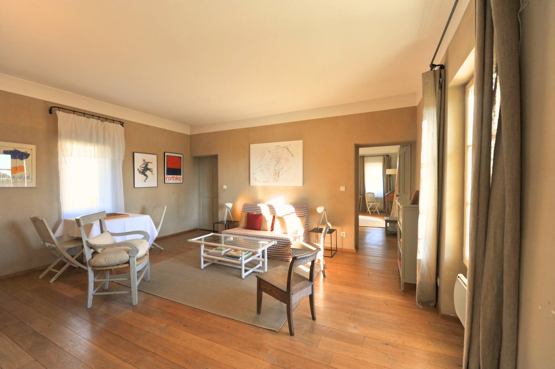 Location de vacances au cœur du village de Cabrières d’Avignon, authentique Mas Provençal avec piscine et parking privatif.