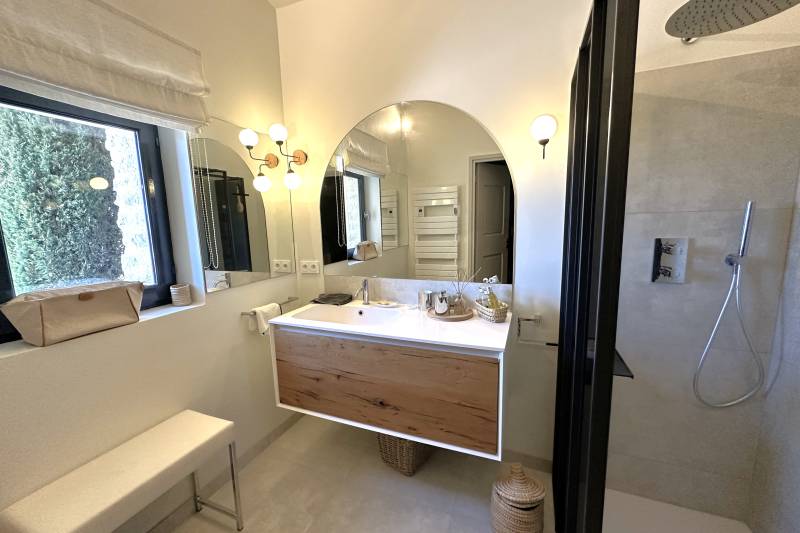 Charmante maison en pierres avec l'une des vues les plus époustouflante de Gordes, accès au village à pied.