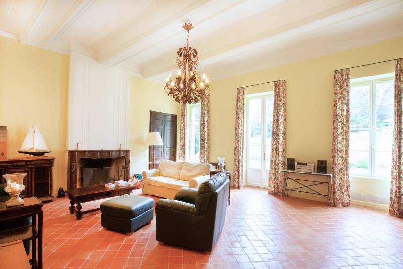 À louer à Rustrel grande Bastide Provençale avec piscine jusqu’à 28 personnes pour des vacances natures et authentiques.