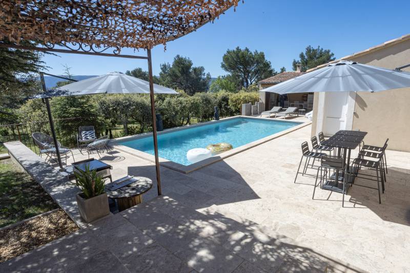 Pour vos vacances en Luberon, villa Provençale de cinq chambres avec piscine, jacuzzi et ping-pong pour 13 personnes.