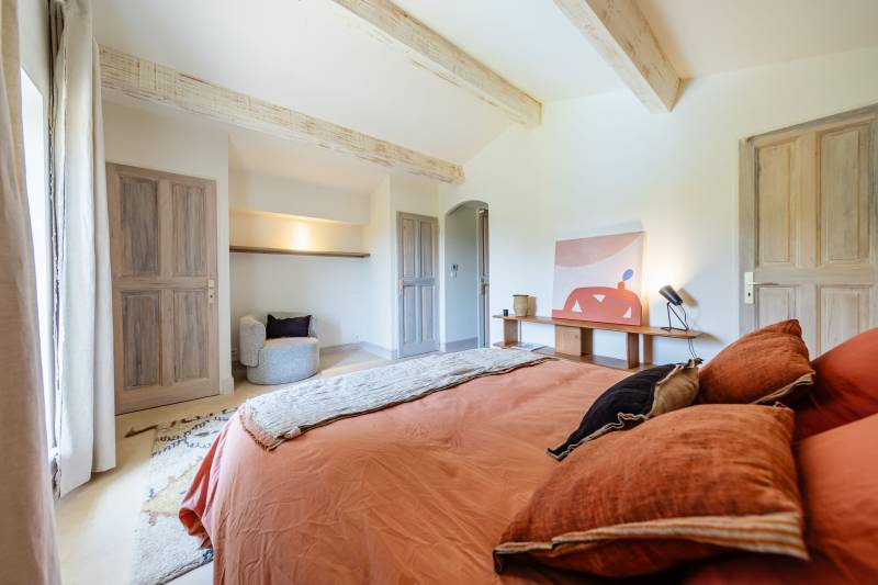 À louer à quelques minutes à pied du centre de Gordes maison en pierre de cinq chambres avec Bastidon, piscine et vue.