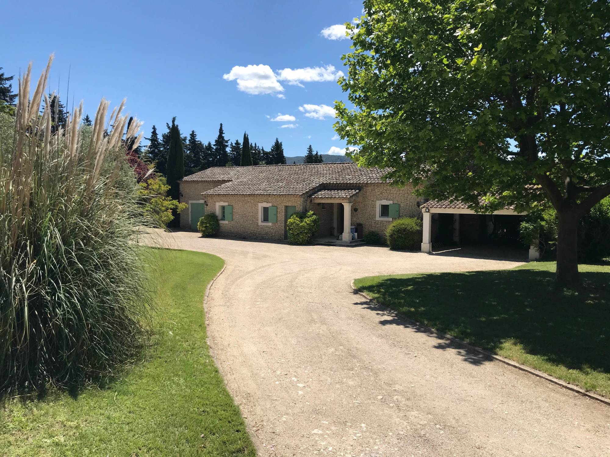 Proche de L’Isle-sur-la-Sorgue, maison en pierre avec piscine   
