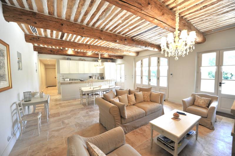 Villa d'architecte en pierres au pied de Gordes avec piscine, grand jardin boisé et prestations haut de gamme.
