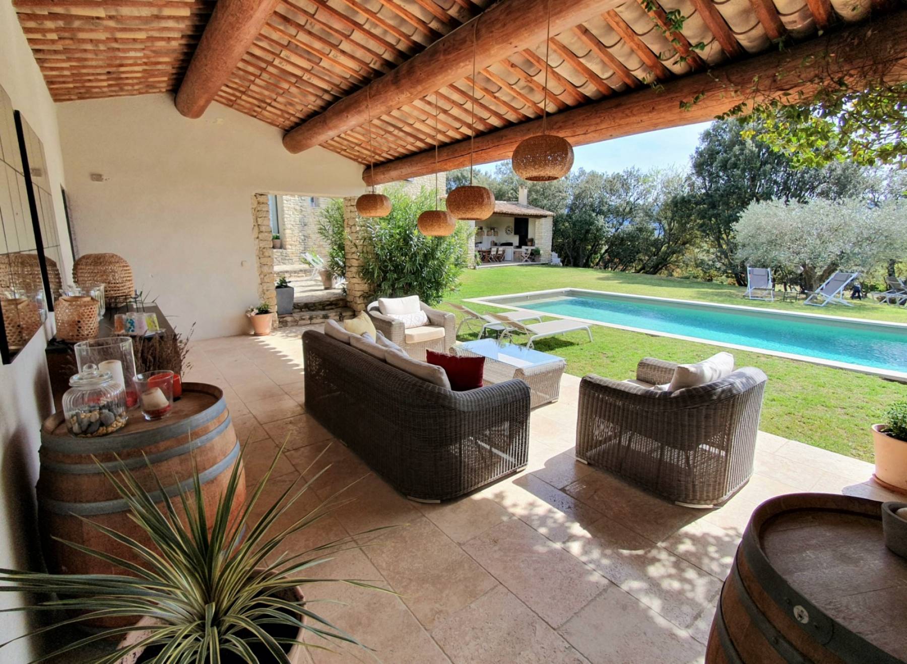 Location à Gordes, proche du village, maison en pierres avec prestations de qualité   