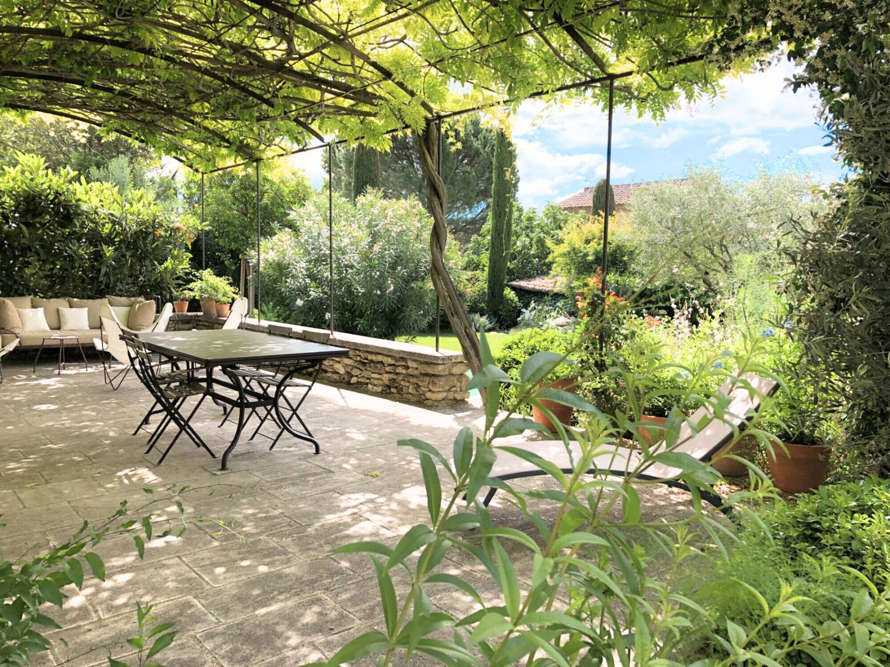 Location de vacances au cœur du village de Cabrières d’Avignon, authentique Mas Provençal avec piscine et parking privatif.
