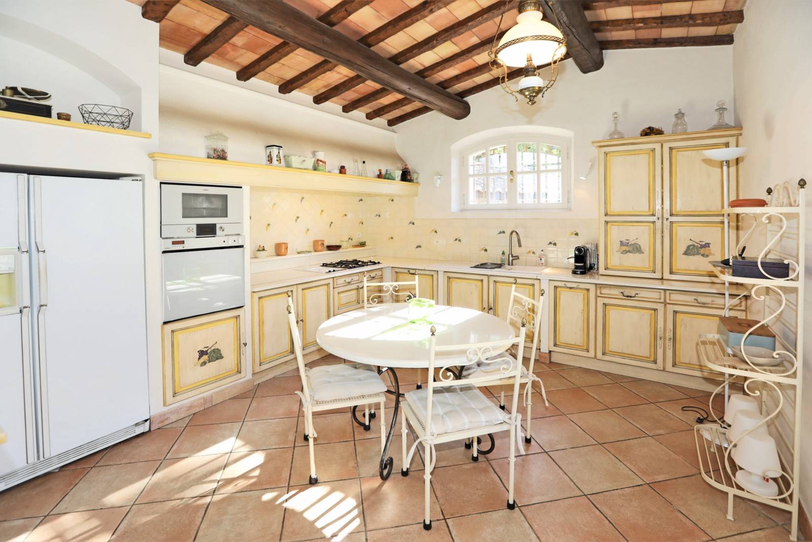 AU PIED DU LUBERON, VILLA PROVENCALE AVEC PISCINE ET DEPENDANCE AMENAGEE.    