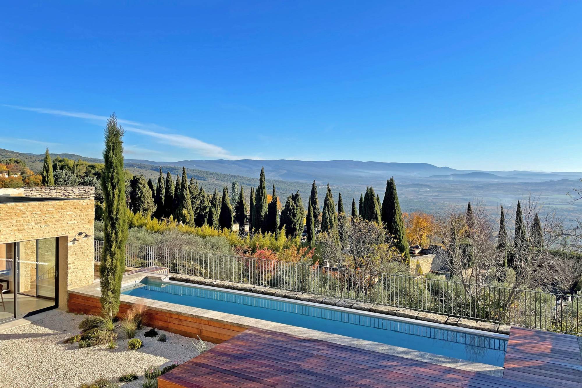 Gordes, au centre du village, maison rénovée avec vues sur le Luberon.   